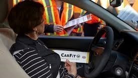 Une personne âgée qui obtient de l'aide de bénévoles de CarFit