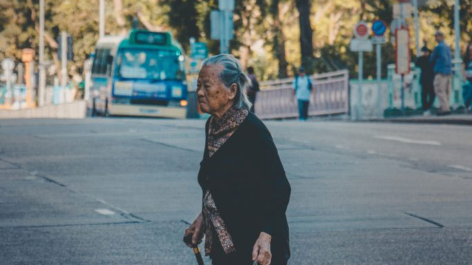 Une femme âgée traversant la rue
