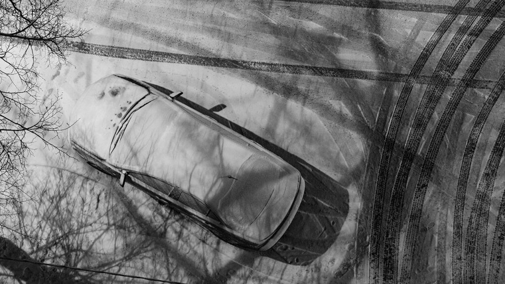 Vue en plongée d'une voiture qui a dérapé